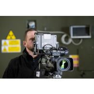 L'opérateur vidéo Simon de l'ECPAD règle sa caméra à bord du porte-hélicoptèress amphibie (PHA) Tonnerre à Sète.