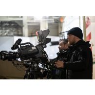 Les opérateurs vidéo Sébastien et Quentin de l'ECPAD règlent leur caméra à bord du porte-hélicoptèress amphibie (PHA) Tonnerre à Sète.