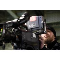 L'opérateur vidéo Quentin de l'ECPAD règle sa caméra à bord du porte-hélicoptèress amphibie (PHA) Tonnerre à Sète.