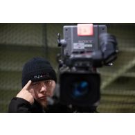 L'opérateur vidéo Quentin de l'ECPAD règle sa caméra à bord du porte-hélicoptèress amphibie (PHA) Tonnerre à Sète.