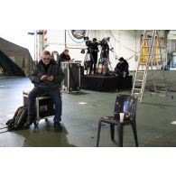 Une équipe de tournage de l'ECPAD installe son matériel à bord du porte-hélicoptèress amphibie (PHA) Tonnerre à Sète.