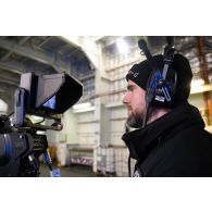 L'opérateur vidéo Simon de l'ECPAD règle sa caméra à bord du porte-hélicoptèress amphibie (PHA) Tonnerre à Sète.