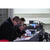 Des techniciens audiovisuels règlent leur matériel à bord du porte-hélicoptèress amphibie (PHA) Tonnerre à Sète.