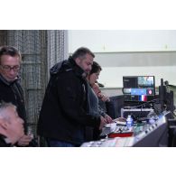 Des techniciens audiovisuels règlent leur matériel à bord du porte-hélicoptèress amphibie (PHA) Tonnerre à Sète.