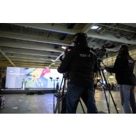 Les opérateurs vidéo Quentin et Sébastien de l'ECPAD règlent leur caméra à bord du porte-hélicoptèress amphibie (PHA) Tonnerre à Sète.