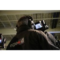 L'opérateur vidéo Sébastien de l'ECPAD règle sa caméra à bord du porte-hélicoptèress amphibie (PHA) Tonnerre à Sète.