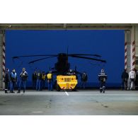 Entrée au garage d'un hélicoptère Tigre EC-665 à bord du porte-hélicoptèress amphibie (PHA) Tonnerre à Sète.