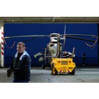 Entrée au garage d'un hélicoptère Tigre EC-665 à bord du porte-hélicoptèress amphibie (PHA) Tonnerre à Sète.