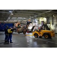 Entrée au garage d'un hélicoptère Tigre EC-665 à bord du porte-hélicoptèress amphibie (PHA) Tonnerre à Sète.