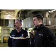 L'officier image Maxime de l'ECPAD se coordonne avec le contre-amiral Cédric Chetaille à bord du porte-hélicoptèress amphibie (PHA) Tonnerre à Sète.