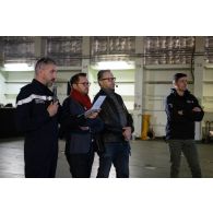 Le réalisateur-en-chef Maxence et l'officier image Maxime de l'ECPAD se coordonnent avec le contre-amiral Cédric Chetaille à bord du porte-hélicoptèress amphibie (PHA) Tonnerre à Sète.