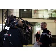 L'opérateur vidéo Morgan de l'ECPAD filme le contre-amiral Cédric Chetaille à bord du porte-hélicoptèress amphibie (PHA) Tonnerre à Sète.