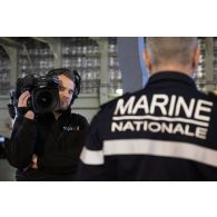 L'opérateur vidéo Morgan de l'ECPAD filme le contre-amiral Cédric Chetaille à bord du porte-hélicoptèress amphibie (PHA) Tonnerre à Sète.
