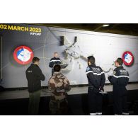 L'officier image Maxime de l'ECPAD se coordonne avec le contre-amiral Cédric Chetaille à bord du porte-hélicoptèress amphibie (PHA) Tonnerre à Sète.