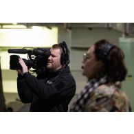 L'opérateur vidéo Morgan filme avec sa caméra à bord du porte-hélicoptèress amphibie (PHA) Tonnerre à Sète.