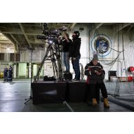 Les opérateurs vidéo Sébastien et Quentin de l'ECPAD filment avec leur caméra à bord du porte-hélicoptèress amphibie (PHA) Tonnerre à Sète.