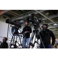 Les opérateurs vidéo Sébastien et Quentin de l'ECPAD filment le discours d'inauguration du VIP Day à bord du porte-hélicoptèress amphibie (PHA) Tonnerre à Sète.