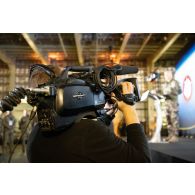 L'opérateur vidéo Morgan de l'ECPAD filme le discours d'inauguration du VIP Day à bord du porte-hélicoptères amphibie (PHA) Tonnerre à Sète.