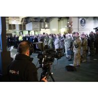 L'opérateur vidéo Simon de l'ECPAD filme le discours d'inauguration du VIP Day à bord du porte-hélicoptèress amphibie (PHA) Tonnerre à Sète.