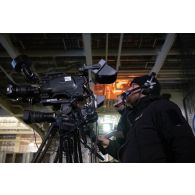 Les opérateurs vidéo Sébastien et Quentin de l'ECPAD filment le discours d'inauguration du VIP Day à bord du porte-hélicoptèress amphibie (PHA) Tonnerre à Sète.