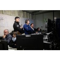 L'officier image Maxime et le réalisateur-en-chef Maxence de l'ECPAD supervisent la retransmission du VIP Day depuis la régie installée à bord du porte-hélicoptèress amphibie (PHA) Tonnerre à Sète.