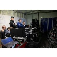 L'officier image Maxime et le réalisateur-en-chef Maxence de l'ECPAD supervisent la retransmission du VIP Day depuis la régie installée à bord du porte-hélicoptèress amphibie (PHA) Tonnerre à Sète.