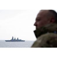 Vue de la frégate de défense aérienne Chevalier Paul (D621) depuis le du porte-hélicoptèress amphibie (PHA) Tonnerre à Sète.