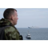 Vue de la vedette côtière de surveillance maritime Tech (P614) et du navire d'assaut amphibie Juan Carlos I (L61) depuis le porte-hélicoptèress amphibie (PHA) Tonnerre à Sète.