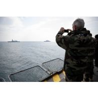 Vue du destroyer HMS Duncan de la Royal Navy suivi d'une frégate de surveillance de la Marine nationale depuis le porte-hélicoptèress amphibie (PHA) Tonnerre à Sète.