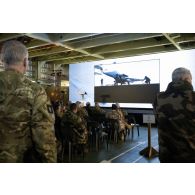 Des invités du VIP Day assistent à la retransmission en duplex du catapultage d'un avion Rafale Marine depuis le porte-hélicoptèress amphibie (PHA) Tonnerre à Sète.