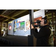 L'opérateur vidéo Morgan de l'ECPAD à la caméra pour le VIP Day à bord du porte-hélicoptèress amphibie (PHA) Tonnerre à Sète.