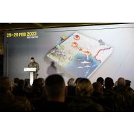 Le général Nicolas Le Nen présente les manoeuvres de l'exercice Orion pour le VIP Day à bord du porte-hélicoptèress amphibie (PHA) Tonnerre à Sète.