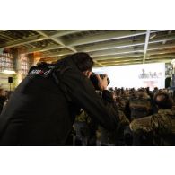L'opérateur de prise de vue Thomas de l'ECPAD photographie la présentation du VIP Day à bord du porte-hélicoptèress amphibie (PHA) Tonnerre à Sète.