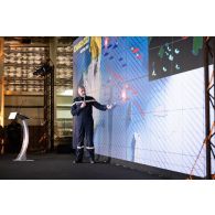 Le contre-amiral Cédric Chetaille présente une manoeuvre aéronavale pour le VIP Day à bord du porte-hélicoptèress amphibie (PHA) Tonnerre à Sète.