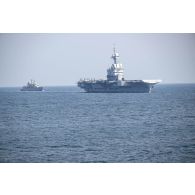 Vue du porte-avions Charles de Gaulle (R91) suivi de la frégate HS Adrias (F459) de la Marine grecque à Sète.