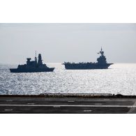 Vue de la frégate de défense aérienne Forbin (D620) escortant le porte-avions Charles de Gaulle (R91) au large de Sète.