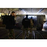 Une équipe de l'ECPAD embarque à bord d'un engin de débarquement amphibie rapide (EDAR) dans le radier du porte-hélicoptèress amphibie (PHA) Tonnerre à Sète.