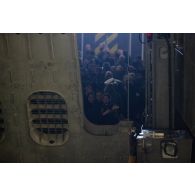 Portrait de l'opérateur de prise de vue Thomas et de l'officier image Thomas de l'ECPAD à bord d'un engin de débarquement amphibie rapide (EDAR) dans le radier du porte-hélicoptèress amphibie (PHA) Tonnerre à Sète.