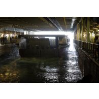 Départ d'un engin de débarquement amphibie rapide (EDAR) depuis le radier du porte-hélicoptèress amphibie (PHA) Tonnerre à Sète.