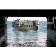 Départ d'un engin de débarquement amphibie rapide (EDAR) depuis le radier du porte-hélicoptèress amphibie (PHA) Tonnerre à Sète.