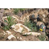 Un soldat du 13e bataillon de chasseurs alpins (BCA) sécurise la progression de son unité dans une tranchée à Tapa, en Estonie.
