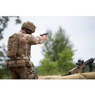 Un soldat britannique tire au pistolet automatique Glock 17 sur le champ de tir de Tapa, en Estonie.