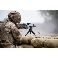 Un soldat du 5th Rifles Battalion tire à la mitrailleuse d'appui général L7A7 sur le champ de tir de Tapa, en Estonie.