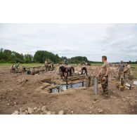 Des sapeurs de marine du 6e régiment du génie (RG) et des soldats des Royal Engineers creusent une tranchée à Tapa, en Estonie.