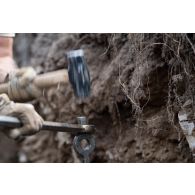 Un sapeur de marine du 6e régiment du génie (RG) et un soldat des Royal Engineers creusent une tranchée à Tapa, en Estonie.