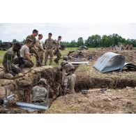 Des sapeurs de marine du 6e régiment du génie (RG) et des soldats des Royal Engineers creusent une tranchée à Tapa, en Estonie.