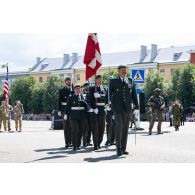 La garde au drapeau danoise défile dans les rues de Narva, en Estonie.
