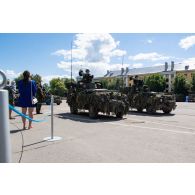 Des soldats estoniens défilent à bord de leurs véhicules Mercedes-Benz Classe G dans les rues de Narva, en Estonie.