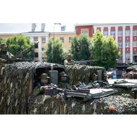 Des soldats des forces spéciales estoniennes défilent à bord de leurs véhicules Mercedes-Benz Classe G dans les rues de Narva, en Estonie.