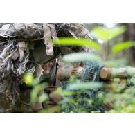 Le soldat de 1re classe Elouan du 2e régiment d'infanterie de marine (RIMa) se tient posté avec son fusil de précision FN SCAR-H PR en forêt de Tapa, en Estonie.